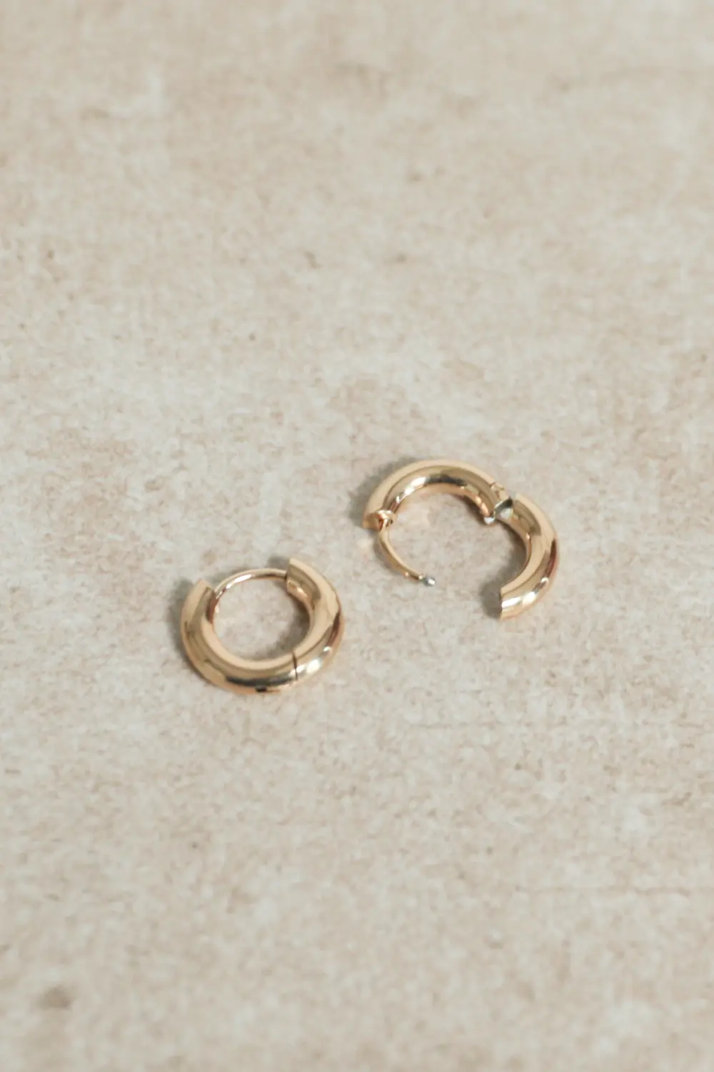 Becca Chubby Hoops Small 18K Gold Plated - Image 2