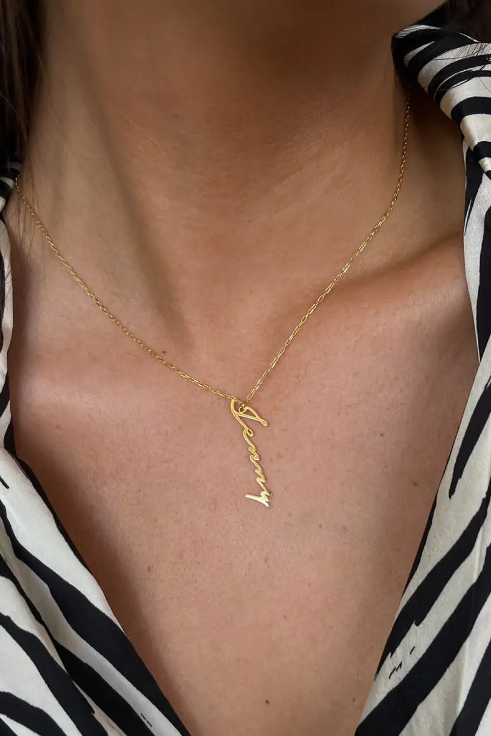 Name Necklace Vertical Set Gold - Image 3