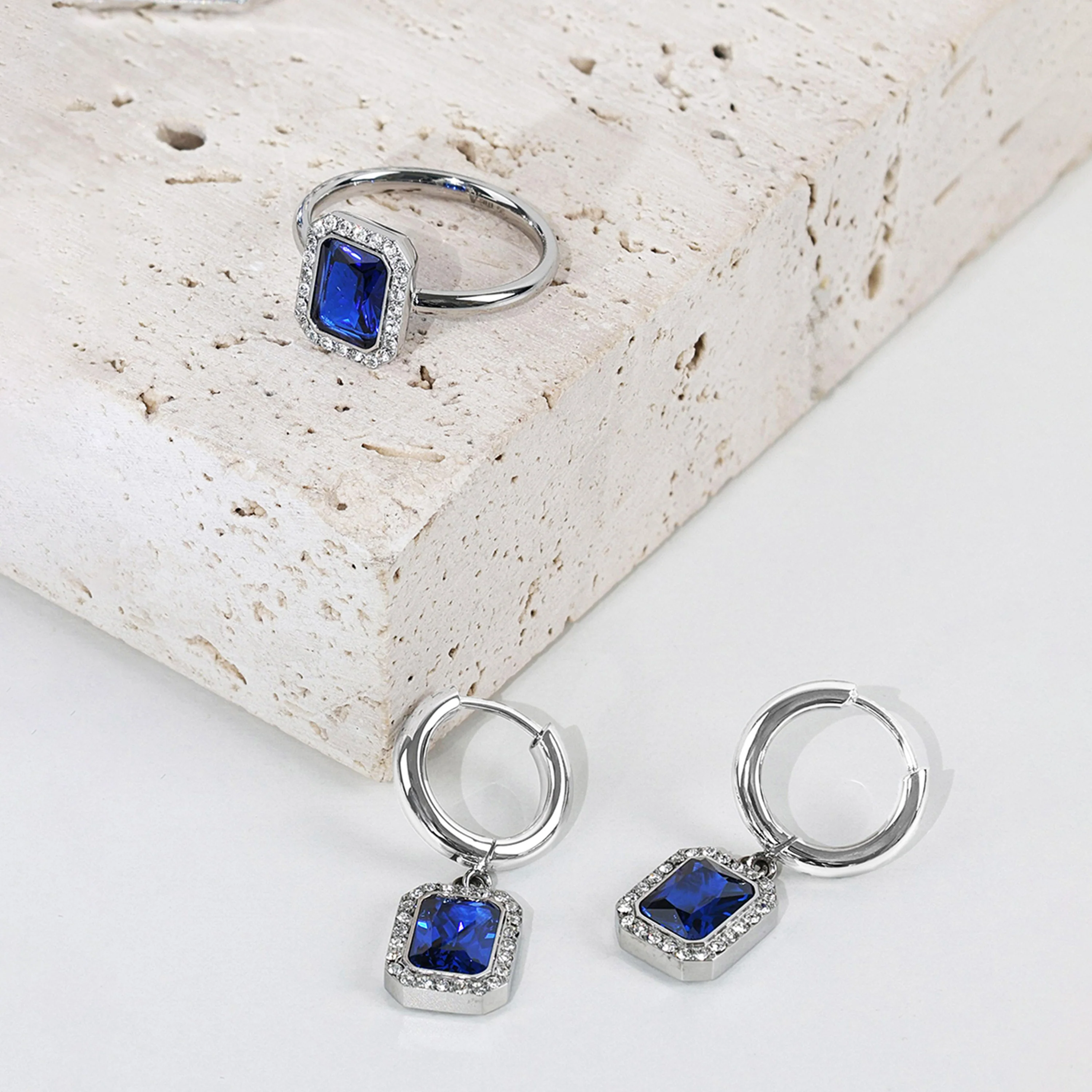 Pavé Emerald Ring Blue Silver - Image 2